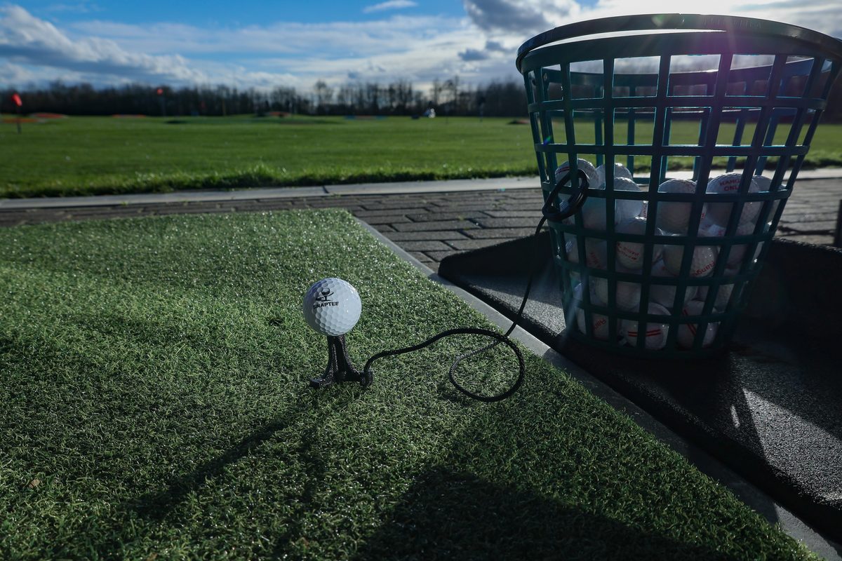 Velmont Golf Tee auf der Driving Range