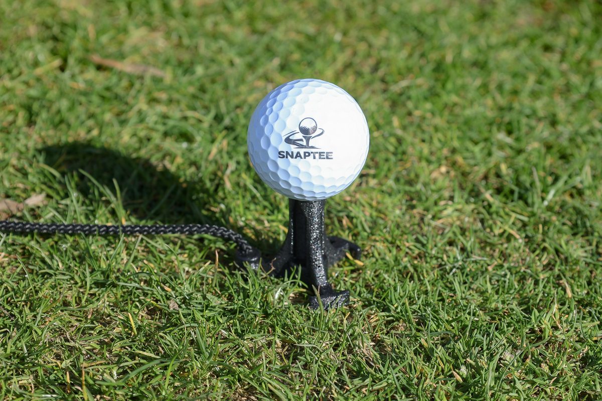 Velmont Golf Tee auf dem Grün